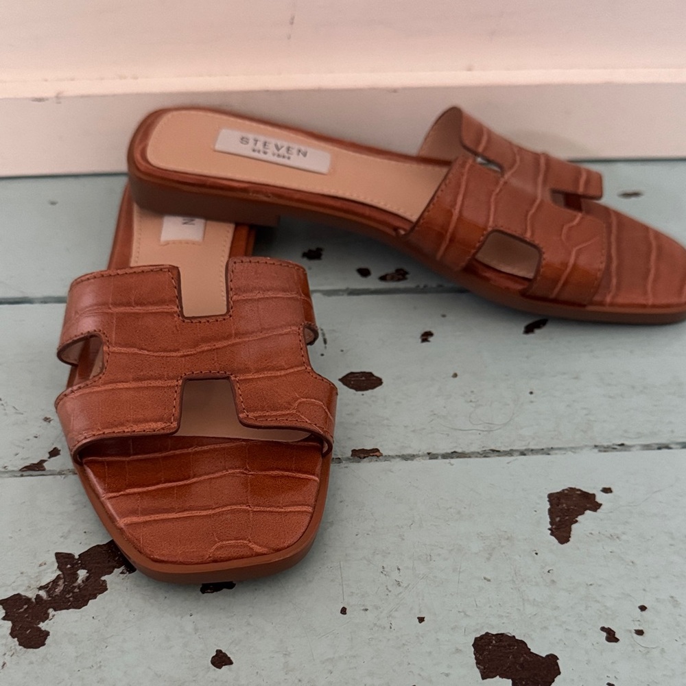 Steven Madden 5.5 Fits Narrow NewYork Style Hadyn Tan slides/sandals Oran NWOT